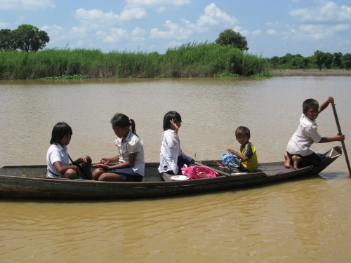 enfants sur le lac Tonlé sap Cambodge